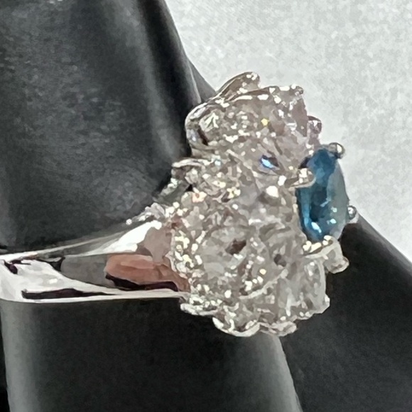 SWAROVSKI ELEMENTS Elegant Silver and Blue Crystal Ring SIZE 6 - Picture 3 of 8